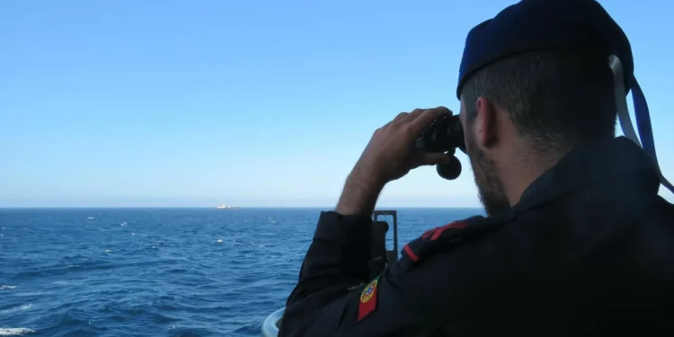 Homem com urgência médica retirado de navio mercante ao largo dos Açores