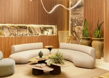 Projetos incentivam produção de móveis feitos de árvores caídas na Amazônia