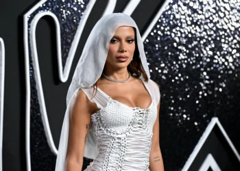 Anitta “noiva”, xadrez, gótico, efeito molhado: Os looks da premiação da MTV