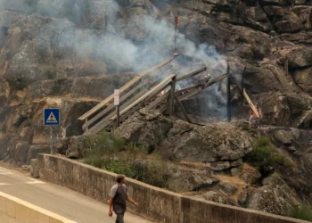 Arouca perdeu quase dois quilómetros de passadiços e continua a arder