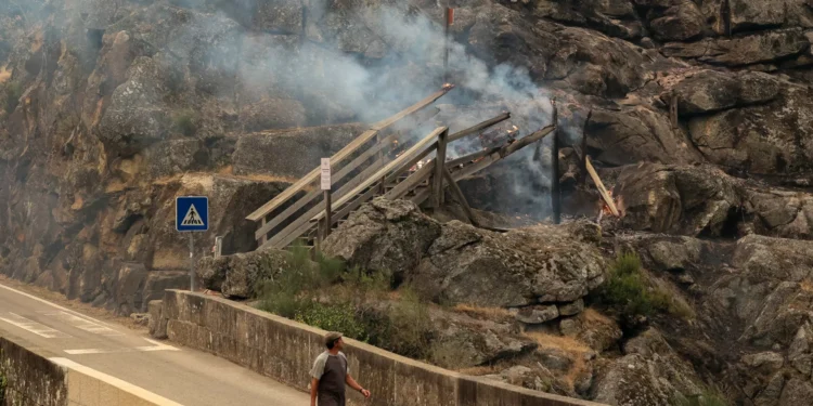 Arouca perdeu quase dois quilómetros de passadiços e continua a arder