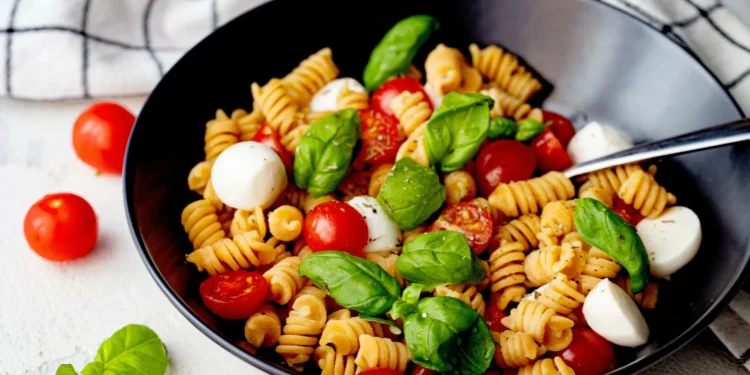 Devia acrescentar massa na clássica salada caprese (fica incrível)