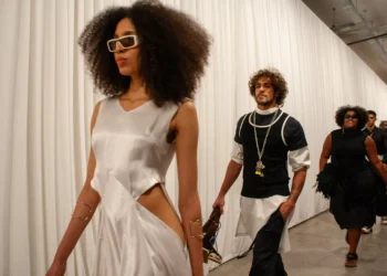 Na SPFW, LED mescla técnicas e tecidos em coleção inspirada em gambiarras