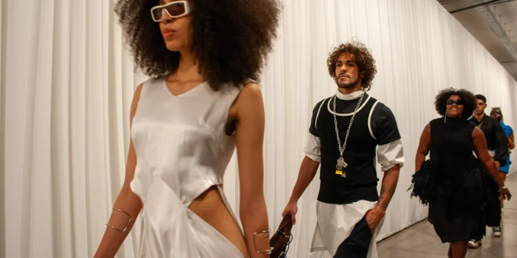 Na SPFW, LED mescla técnicas e tecidos em coleção inspirada em gambiarras