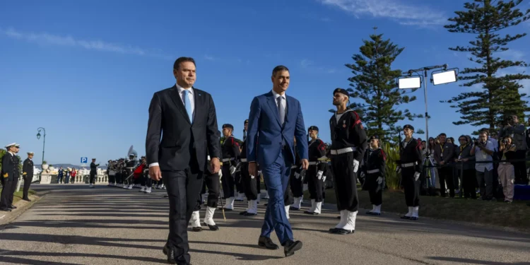 Faro. Cimeira ibérica arranca com honras militares para receber comitivas