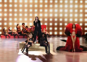 Mãe e filha, trans, plus size e as Angels: como foi o desfile de retorno da Victoria´s Secret