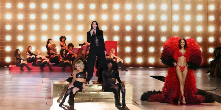 Mãe e filha, trans, plus size e as Angels: como foi o desfile de retorno da Victoria´s Secret