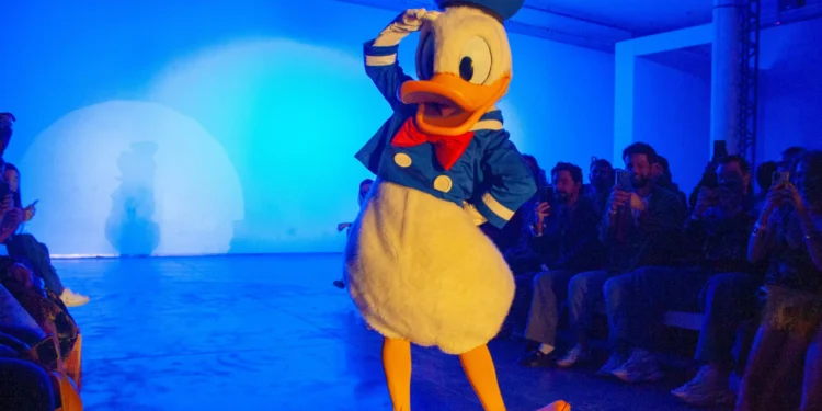 Pato Donald na passarela da SPFW: The Paradise mostra coleção inspirada na Disney