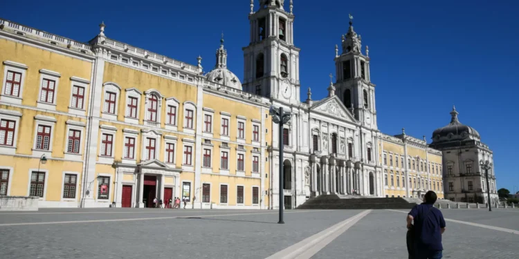 Pinturas da Sala das Descobertas do Palácio Nacional de Mafra vão para restauro