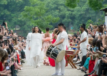 Ao ar livre e com tambores, Fernanda Yamamoto encerra SPFW celebrando o Japão