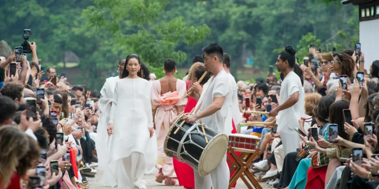 Ao ar livre e com tambores, Fernanda Yamamoto encerra SPFW celebrando o Japão