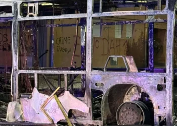 Autocarro queimado no Zambujal ainda por remover mas situação é de calma