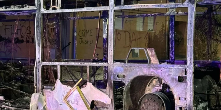 Autocarro queimado no Zambujal ainda por remover mas situação é de calma