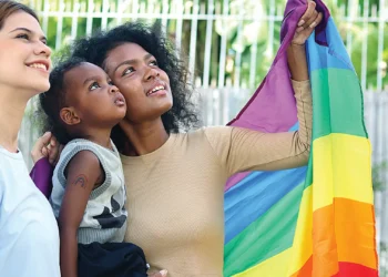 Apesar dos preconceitos, adoção por casais gays no Brasil se expande