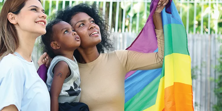 Apesar dos preconceitos, adoção por casais gays no Brasil se expande