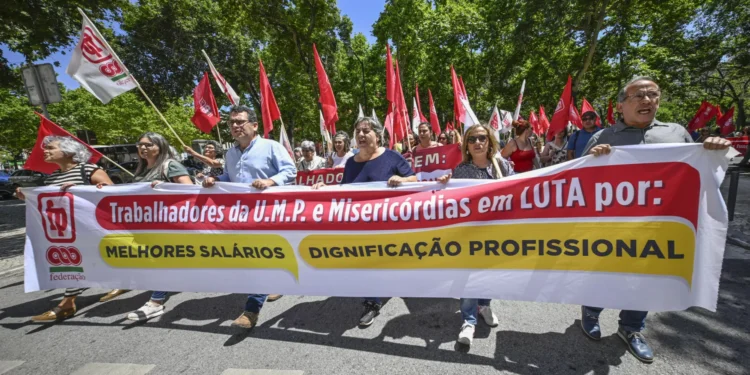 Trabalhadores querem entregar resolução à União das Misericórdias