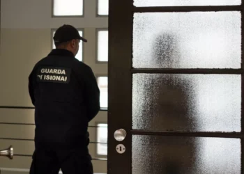 Há 225 vagas para guardas prisionais. Salário mínimo é de 1.717€