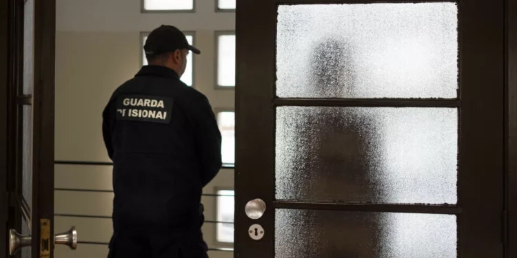 Há 225 vagas para guardas prisionais. Salário mínimo é de 1.717€