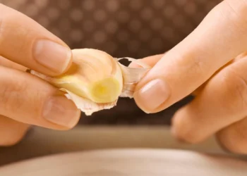 Se ainda não deita alho na sanita, tem mesmo de experimentar