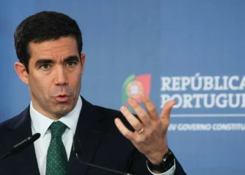 Governo cria sistema de alerta e planos pessoais de emprego para sem-abrigo