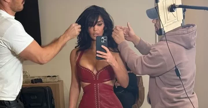 Nem um pé quebrado fez Kim Kardashian descer do salto…