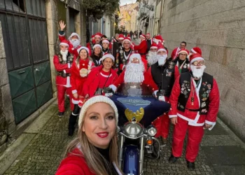 Motociclistas vestem-se de Pai Natal e desfilam pelas ruas de Barcelos