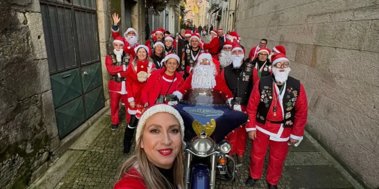 Motociclistas vestem-se de Pai Natal e desfilam pelas ruas de Barcelos