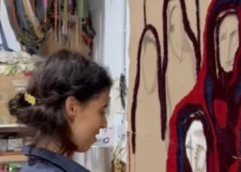 Portuguesa apresenta exposição em Paris dedicada às mulheres de Abril