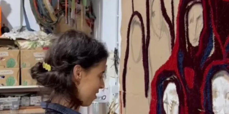 Portuguesa apresenta exposição em Paris dedicada às mulheres de Abril