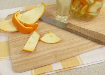 Saiba por que deve colocar cascas de laranja numa garrafa com vinagre
