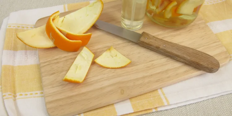 Saiba por que deve colocar cascas de laranja numa garrafa com vinagre