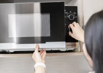 Micro-ondas limpo durante mais tempo? Estas dicas são perfeitas