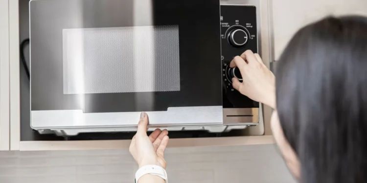 Micro-ondas limpo durante mais tempo? Estas dicas são perfeitas