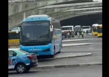 Autocarro vazio e “desgovernado” embate em táxi e esplanada em Lisboa