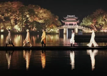 Homenagem à criadora ou resposta à crise? O megadesfile teatral da Chanel na China