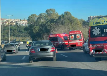 Dois feridos em colisão na A5 no sentido Oeiras-Lisboa
