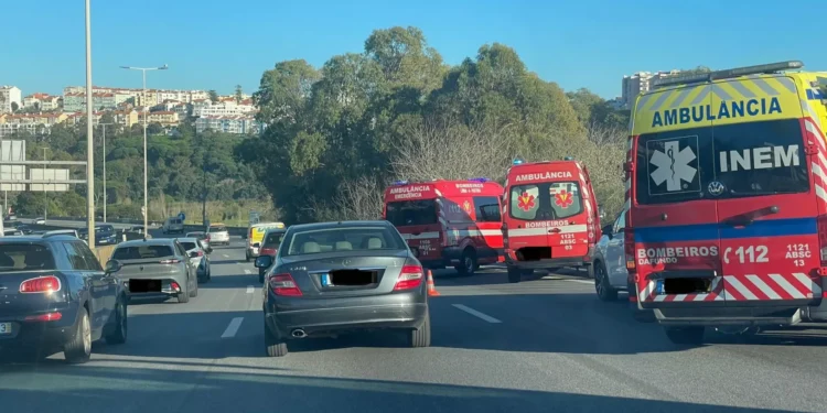 Dois feridos em colisão na A5 no sentido Oeiras-Lisboa