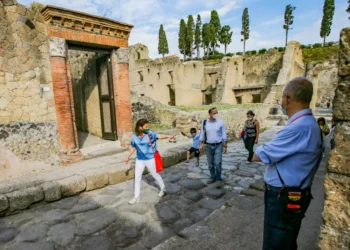 Pompeia limita visitantes diários e amplia onda de restrições a turistas