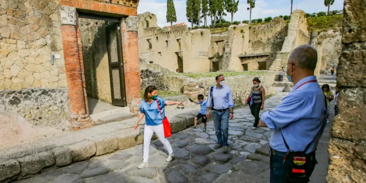 Pompeia limita visitantes diários e amplia onda de restrições a turistas