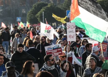 Centenas de pessoas manifestam-se em Lisboa pela paz no mundo