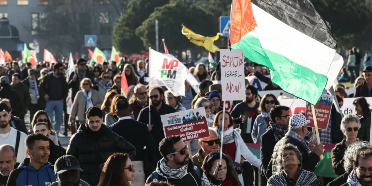 Centenas de pessoas manifestam-se em Lisboa pela paz no mundo