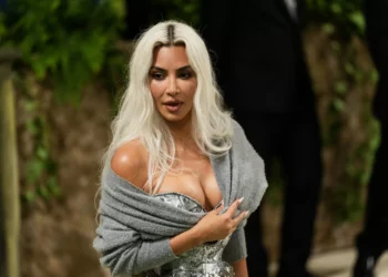 Kim Kardashian quer aumento de salário para presos que combatem os incêndios em Los Angeles