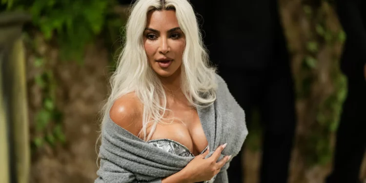 Kim Kardashian quer aumento de salário para presos que combatem os incêndios em Los Angeles