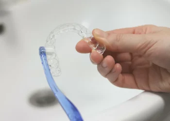 Pense bem antes de limpar a sua contenção com pasta de dentes