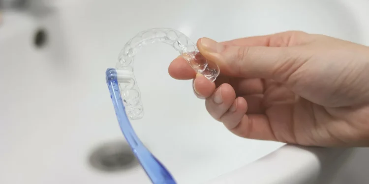 Pense bem antes de limpar a sua contenção com pasta de dentes