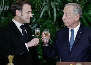 Brinde em português, chuva e amizade. O primeiro dia da visita de Macron