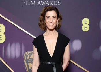 Só marca poderosa: Fernanda Torres surge no BAFTA com modelo exclusivo de alta-costura da Dior