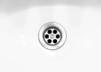 Junte bicarbonato e limão para deixar o ralo do lava-loiça a cheirar bem