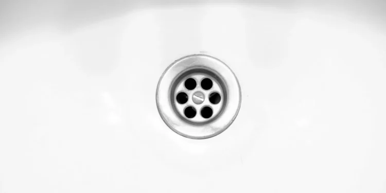 Junte bicarbonato e limão para deixar o ralo do lava-loiça a cheirar bem