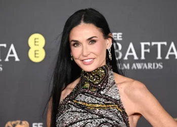 Por que o vestido de Alexander McQueen foi uma escolha perfeita para Demi Moore?